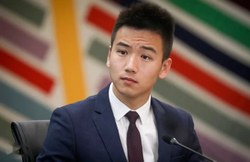 华人00后竞选新西兰国会议员！几年前还在麦当劳打工，“被骂是家常便饭”  ！