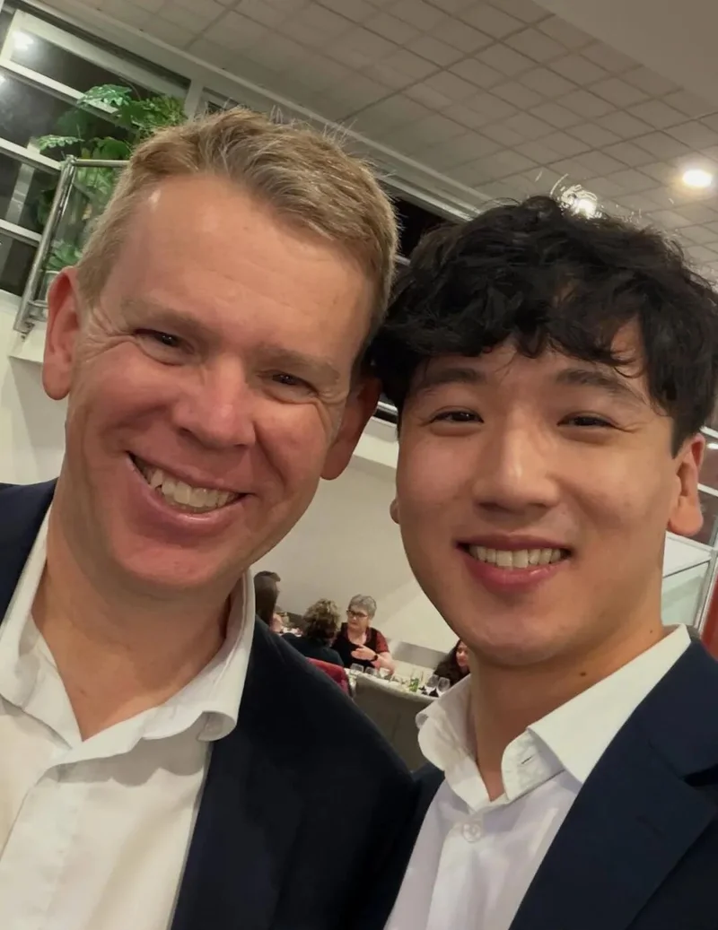 华人00后竞选新西兰国会议员！几年前还在麦当劳打工，“被骂是家常便饭”  ！