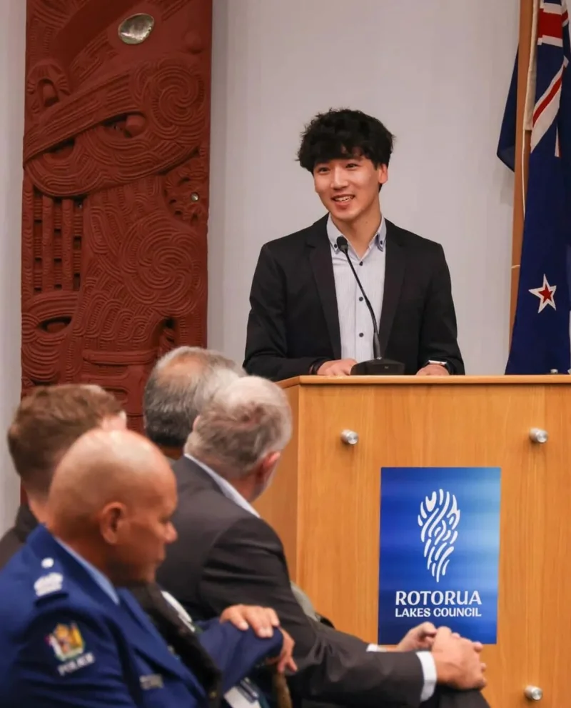 华人00后竞选新西兰国会议员！几年前还在麦当劳打工，“被骂是家常便饭”  ！