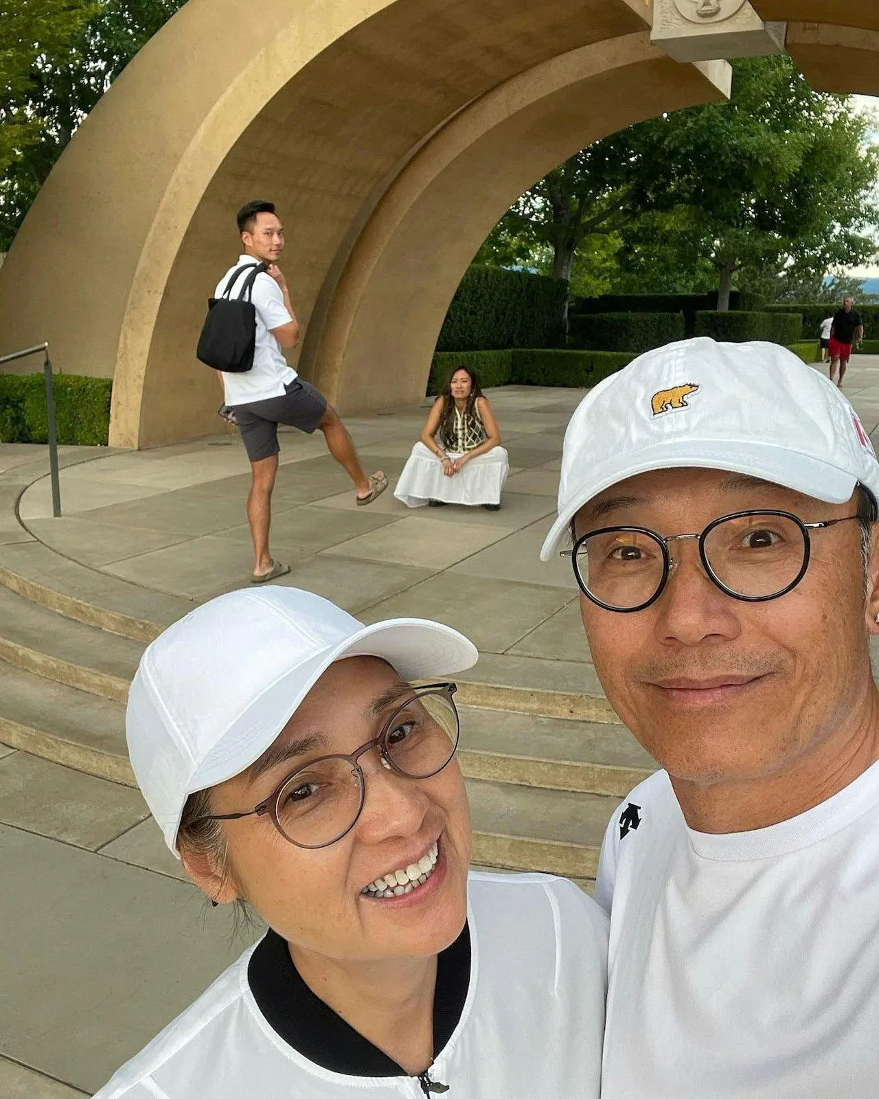 68岁苗侨伟加拿大退休生活曝光，遛狗赏花好惬意，两鬓花白仍健硕