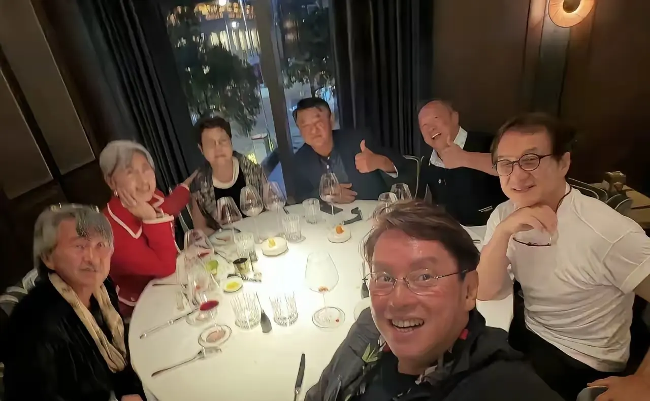 成龙谭咏麟老友聚餐，72岁成龙两副老花镜太真实