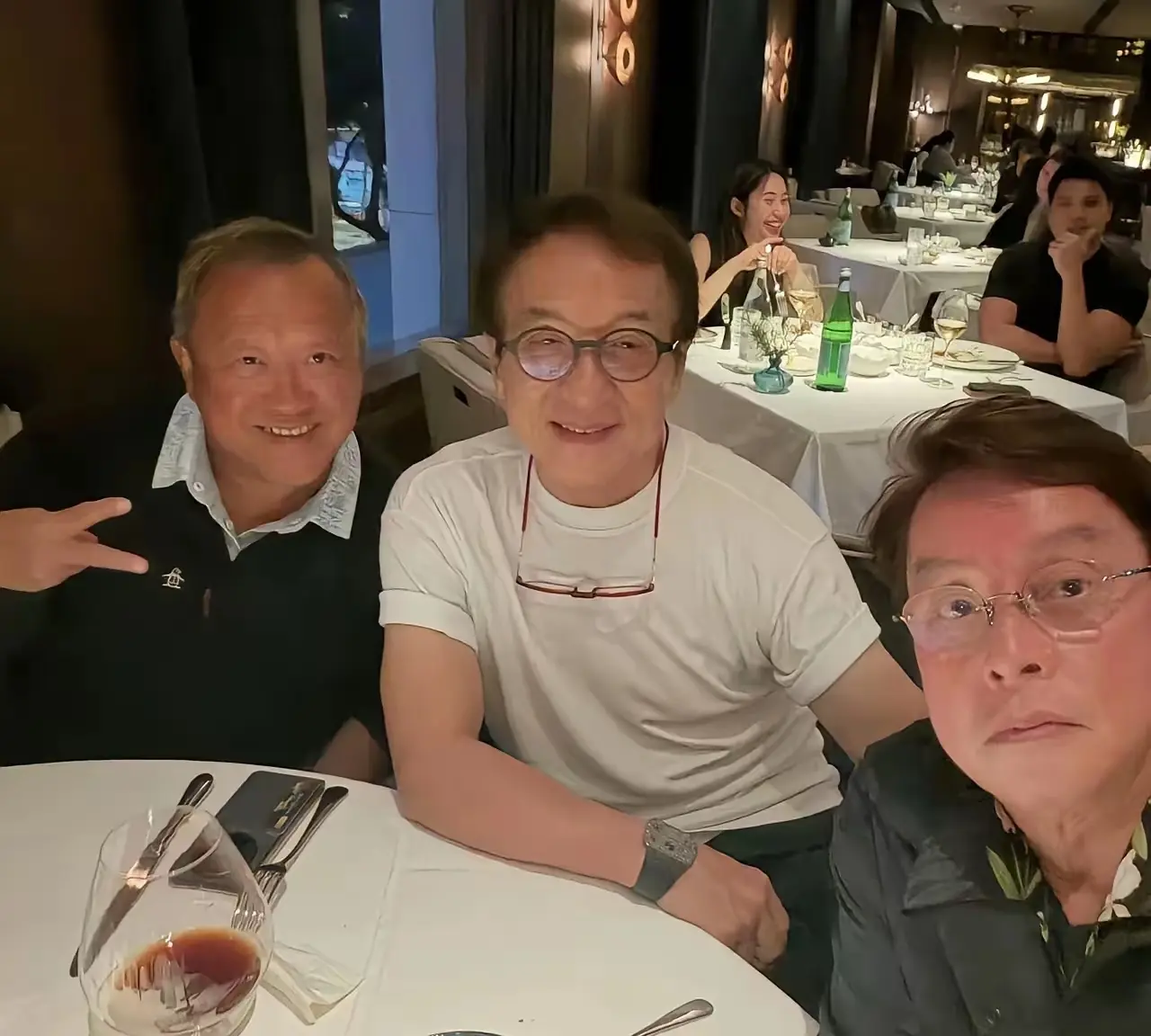 成龙谭咏麟老友聚餐，72岁成龙两副老花镜太真实