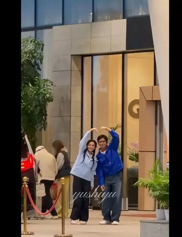 Angelababy扎麻花辫现身，与邓超比心同框