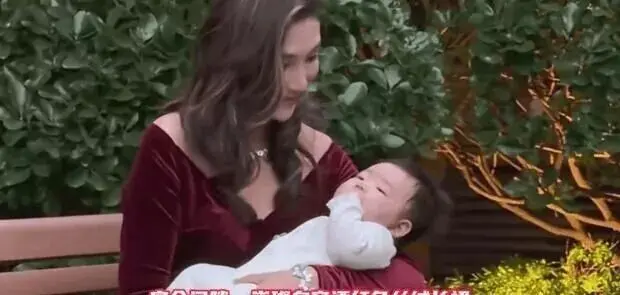 49岁汪雨和新婚妻子为小女儿办百日宴 一家人其乐融融