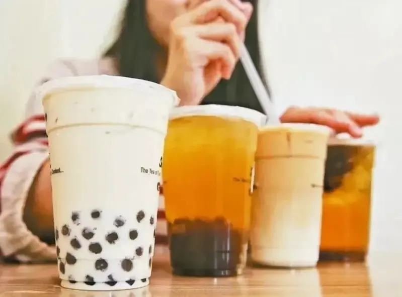 无糖饮料不能代替白水，专家：白水应占每日饮水一半以上