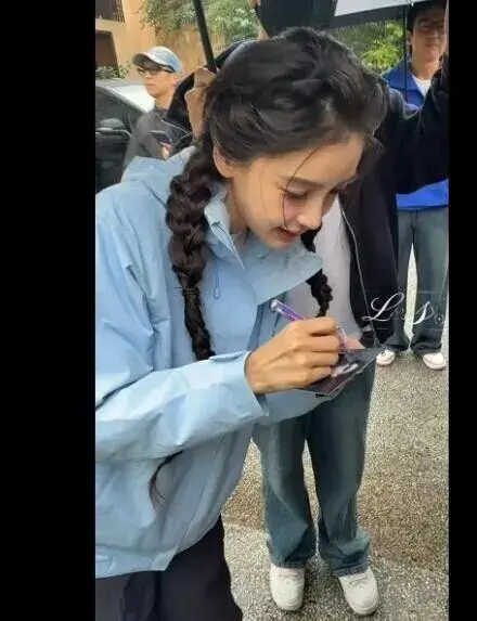 Angelababy扎麻花辫现身，与邓超比心同框