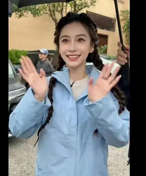 Angelababy扎麻花辫现身，与邓超比心同框