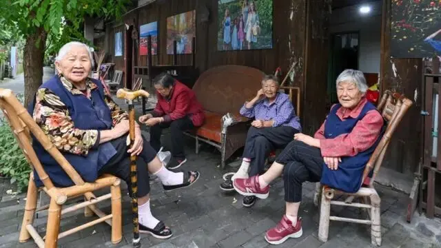 官方统计：中国“养老”人数首次超过“养小”