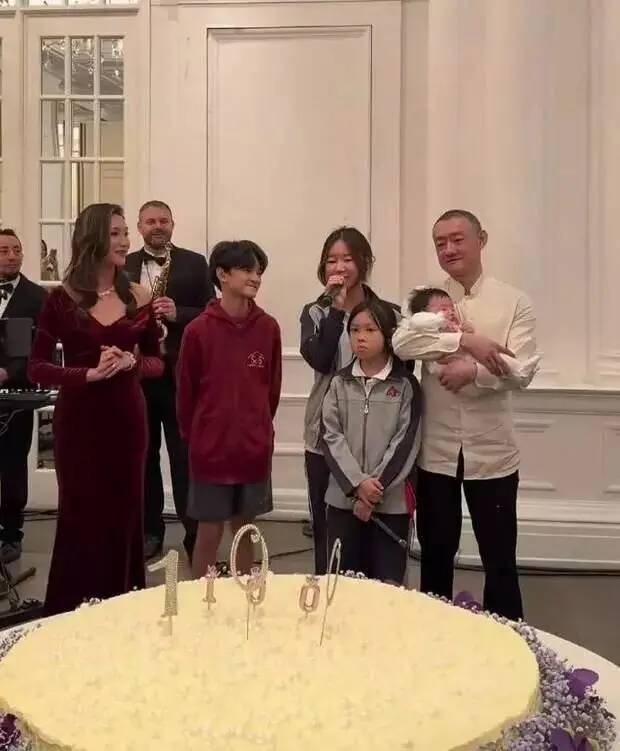 49岁汪雨和新婚妻子为小女儿办百日宴 一家人其乐融融