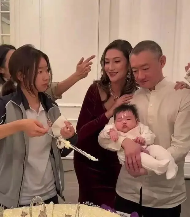 49岁汪雨和新婚妻子为小女儿办百日宴 一家人其乐融融