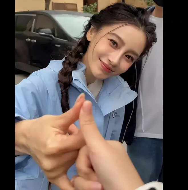 Angelababy扎麻花辫现身，与邓超比心同框