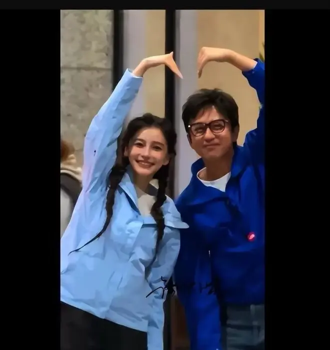 Angelababy扎麻花辫现身，与邓超比心同框