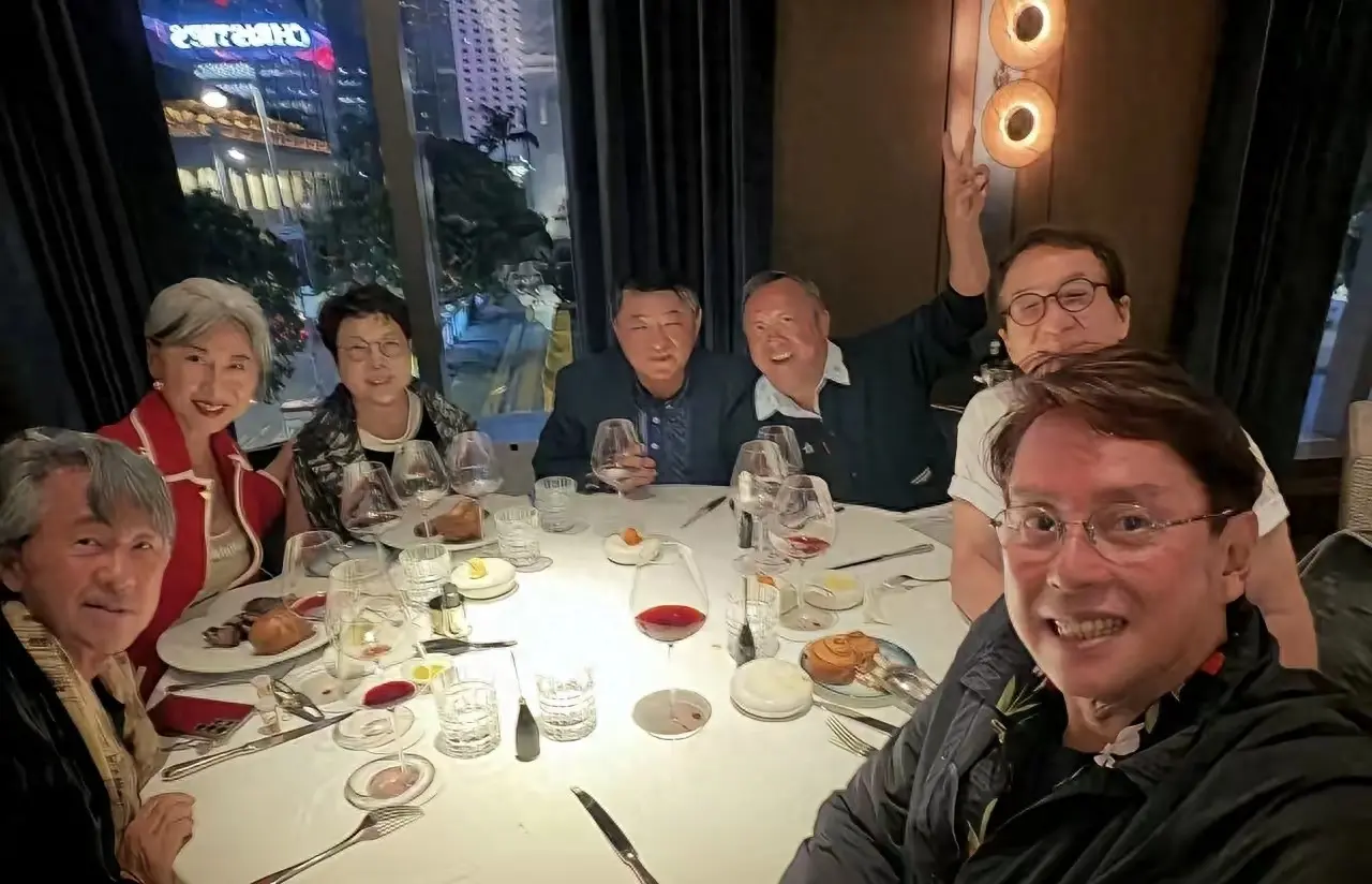 成龙谭咏麟老友聚餐，72岁成龙两副老花镜太真实
