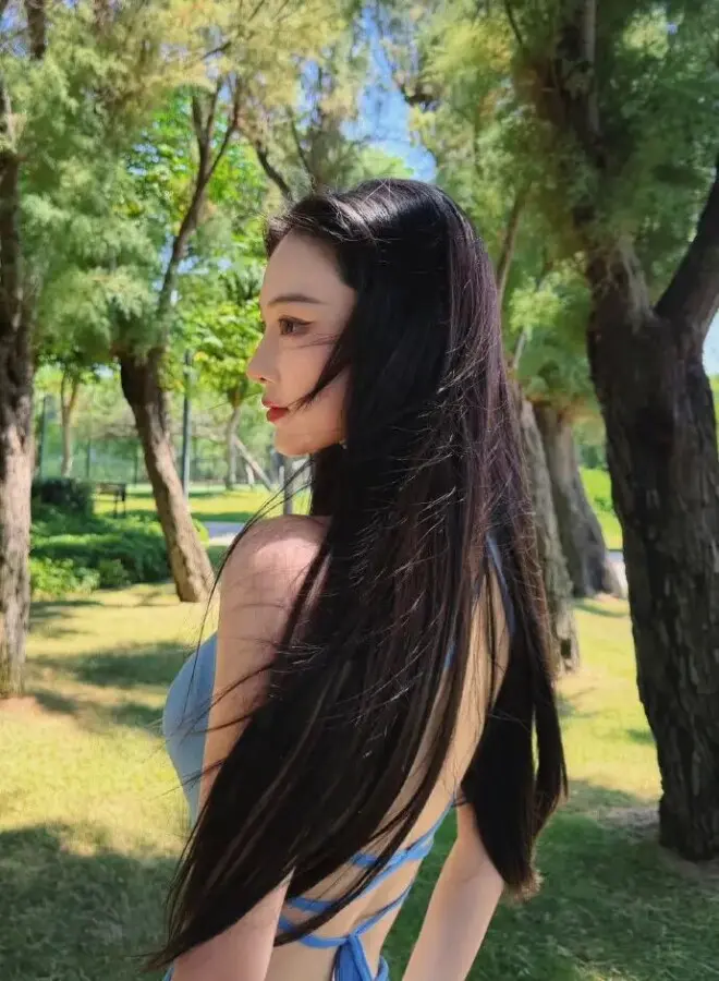 张馨予海边晒照宛如少女，身材颜值依旧封神