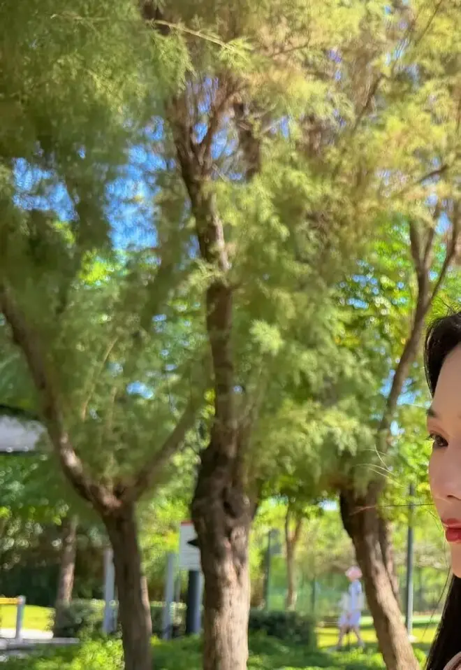 张馨予海边晒照宛如少女，身材颜值依旧封神