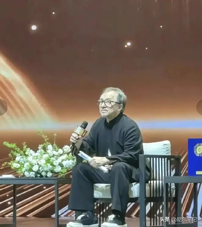 72岁成龙上热搜！手抱甥外孙和蔼