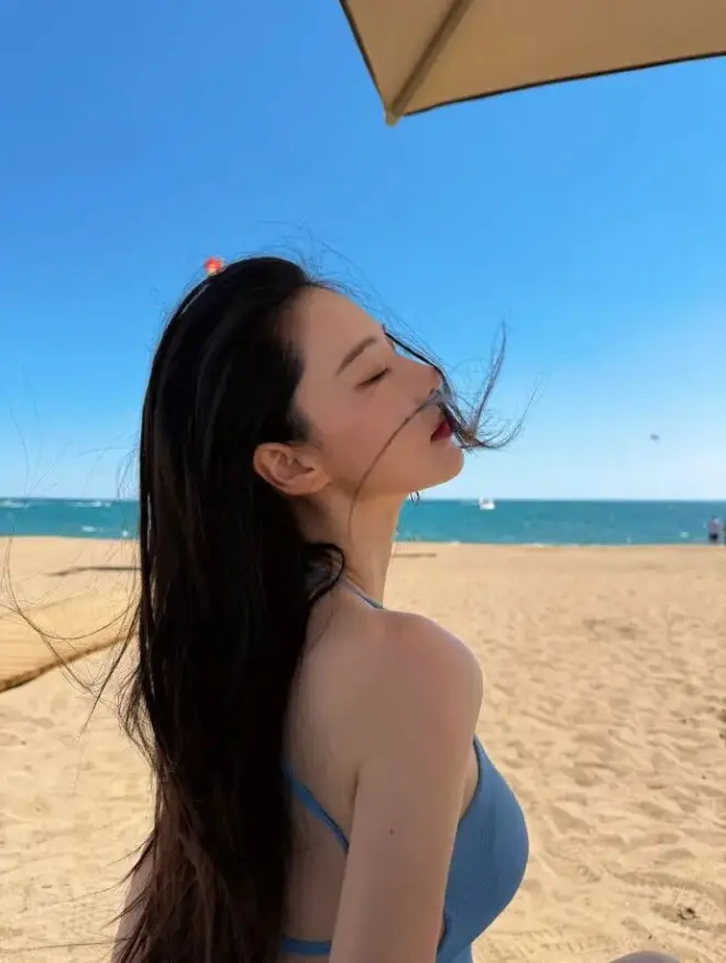 张馨予海边晒照宛如少女，身材颜值依旧封神
