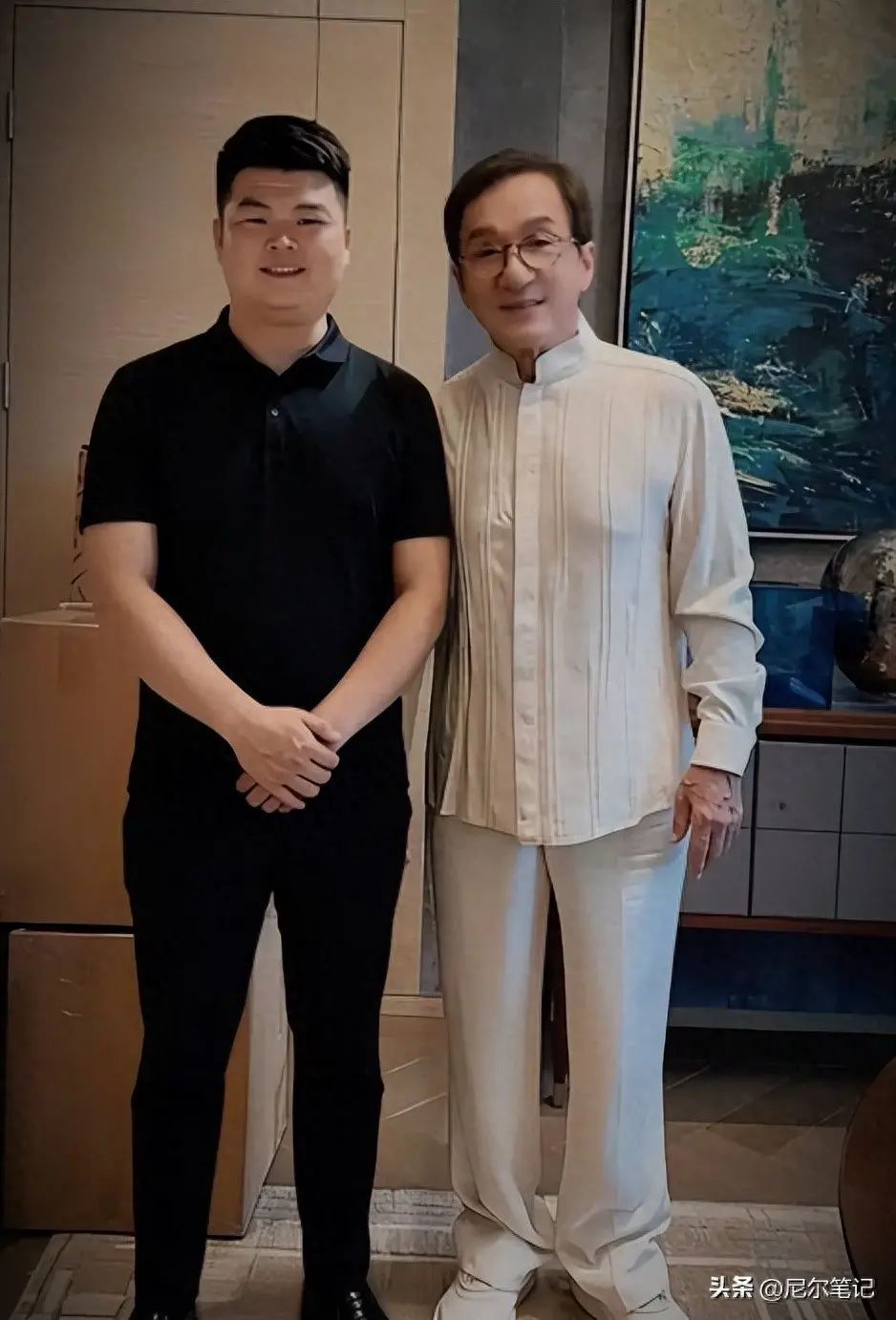 72岁成龙上热搜！手抱甥外孙和蔼
