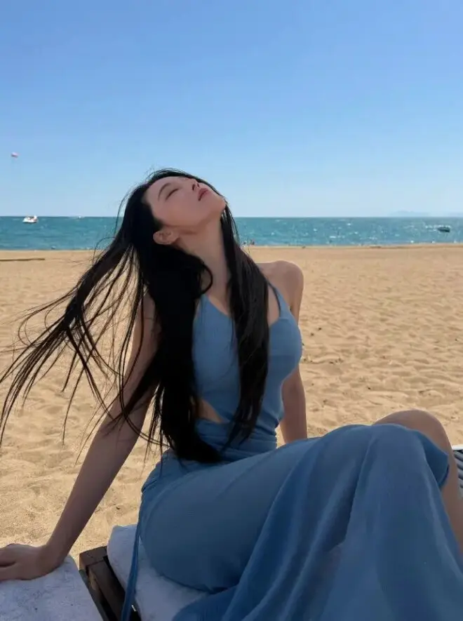 张馨予海边晒照宛如少女，身材颜值依旧封神