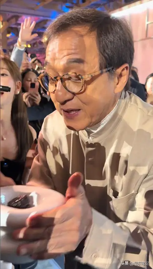 72岁成龙上热搜！手抱甥外孙和蔼