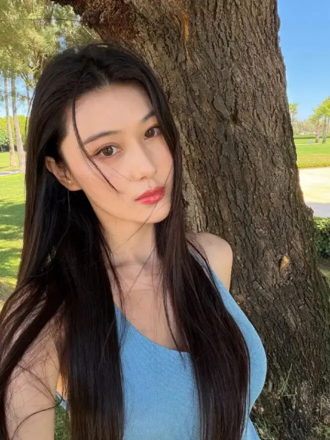 张馨予海边晒照宛如少女，身材颜值依旧封神