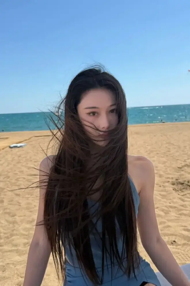 张馨予海边晒照宛如少女，身材颜值依旧封神