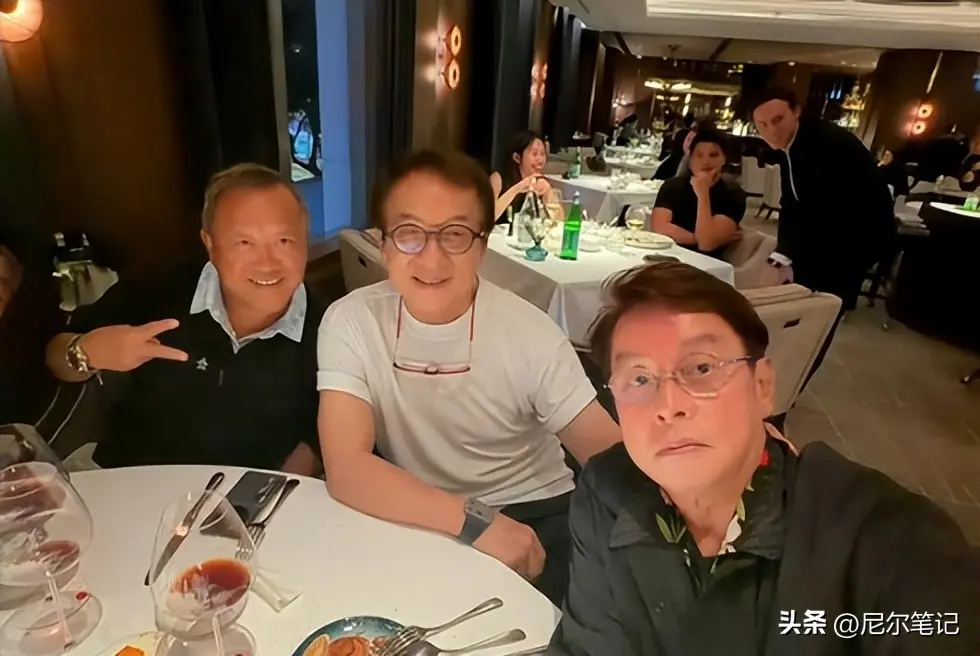 72岁成龙上热搜！手抱甥外孙和蔼