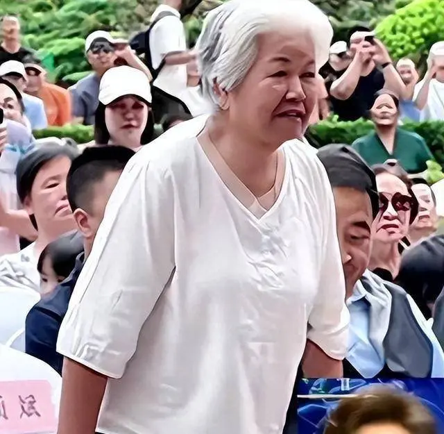 邢质斌78岁素面朝天逛早市，推掉所有商业