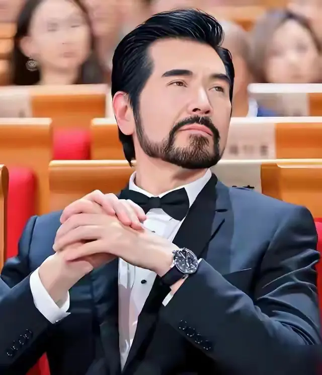 费翔纽约独居生活曝光，磨旧茶几配六把不同椅子