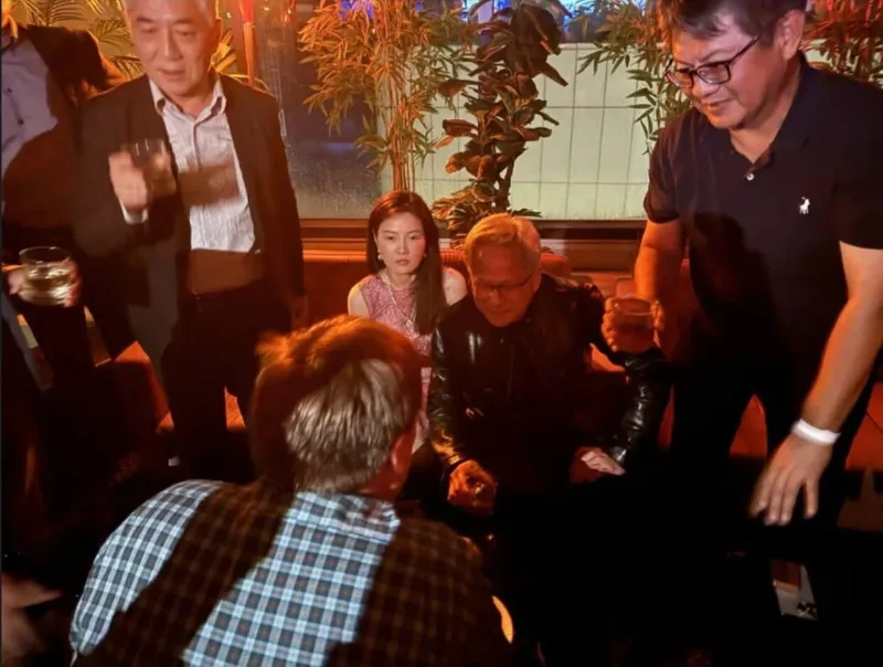 胡锡进:被指控与“中国女间谍”密切交往，黄仁勋气晕了